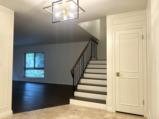 6001 Canterbury Dr, Unit #302 in Culver City, CA - Building Photo - Building Photo