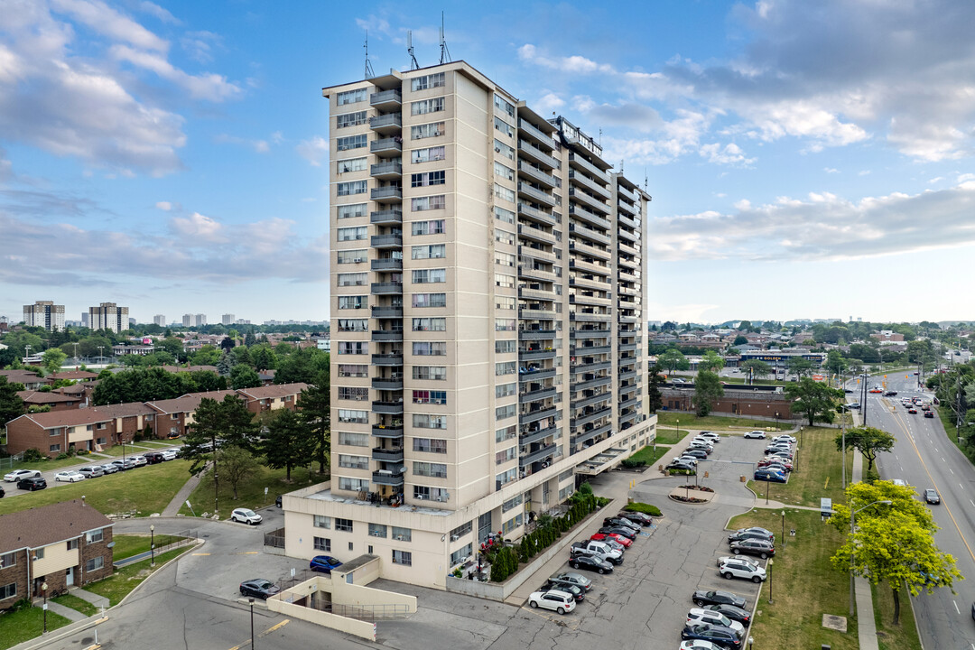 Oakview Heights in Toronto, ON - Building Photo