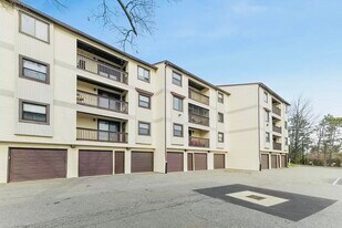 15 Green Valley Ct in Secaucus, NJ - Building Photo