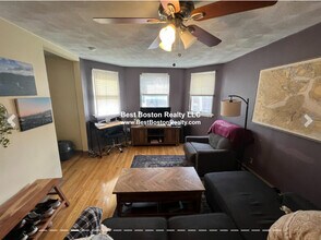 217 Holland St, Unit 2B in Somerville, MA - Building Photo - Building Photo