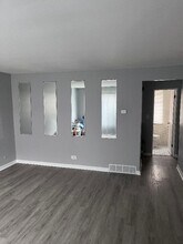 5055 W Gladys Ave in Chicago, IL - Foto de edificio - Building Photo