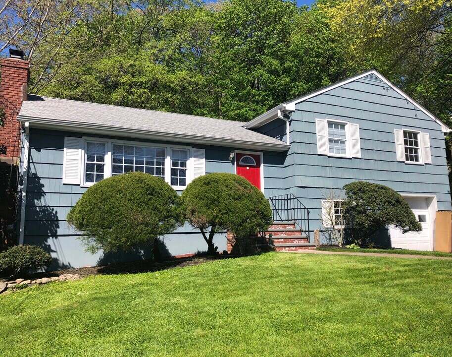 11 Cornwall Rd in Norwalk, CT - Building Photo