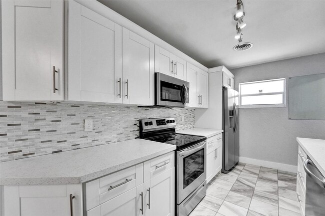 5261 NW 11th St in Lauderhill, FL - Building Photo - Building Photo