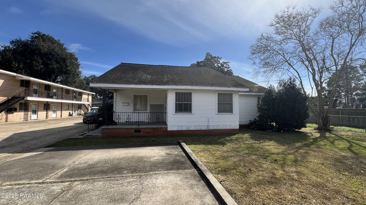 717 Harding St in Lafayette, LA - Building Photo