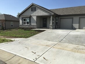 513 SE Maple Dr in Blue Springs, MO - Building Photo - Building Photo
