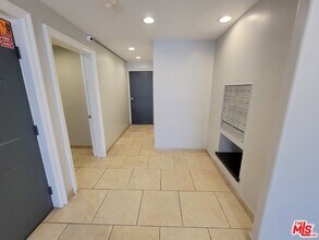 2050 S Bentley Ave-Unit -PH 4 in Los Angeles, CA - Building Photo - Building Photo