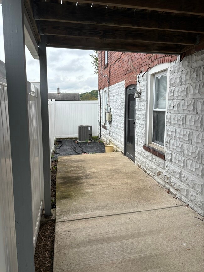 912 Highland Ave in Pitcairn, PA - Foto de edificio - Building Photo