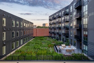 Honey Creek Place in Milwaukee, WI - Foto de edificio - Building Photo