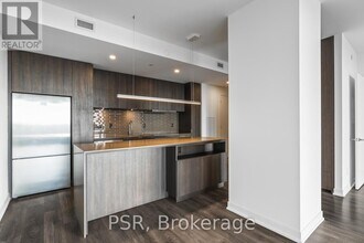 2 St Thomas St in Toronto, ON - Building Photo - Building Photo