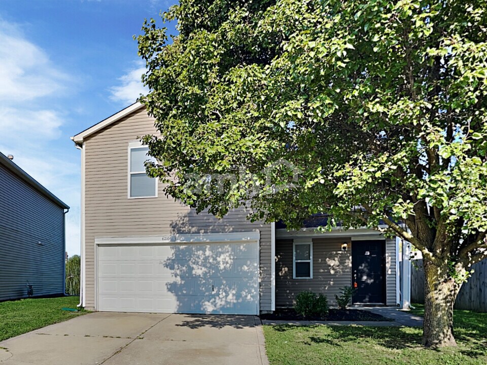 6710 Waverhill Dr in Indianapolis, IN - Foto de edificio