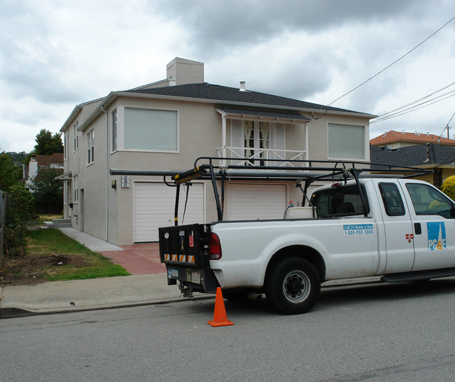 37 Palm Ave in Millbrae, CA - Foto de edificio - Building Photo