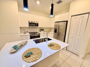 8001 NW 41st St, Unit F-305 in Doral, FL - Building Photo - Building Photo