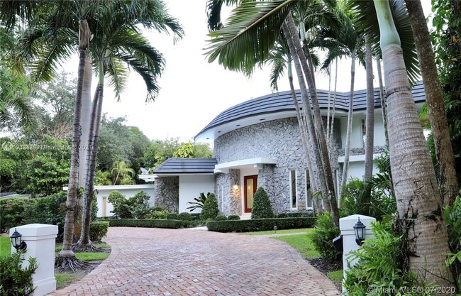 6540 SW 135th Ter in Pinecrest, FL - Foto de edificio - Building Photo