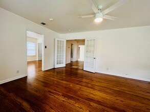 1554 W Lullwood Ave in San Antonio, TX - Building Photo - Building Photo