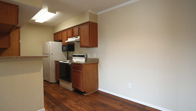 Hunters Creek Apartments in Houston, TX - Building Photo - Building Photo