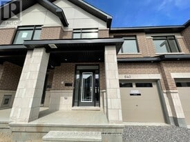 640 Rathburn Ln in Ottawa, ON - Building Photo