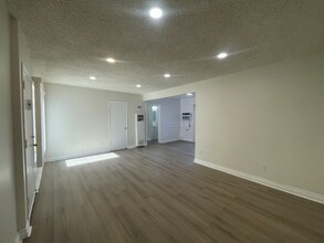 19405 Haynes St in Los Angeles, CA - Building Photo - Building Photo