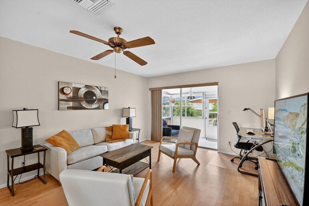 2673 Barkley Dr E in West Palm Beach, FL - Building Photo