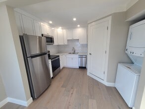 77 Harbor View Ave, Unit B in Winthrop, MA - Foto de edificio - Building Photo