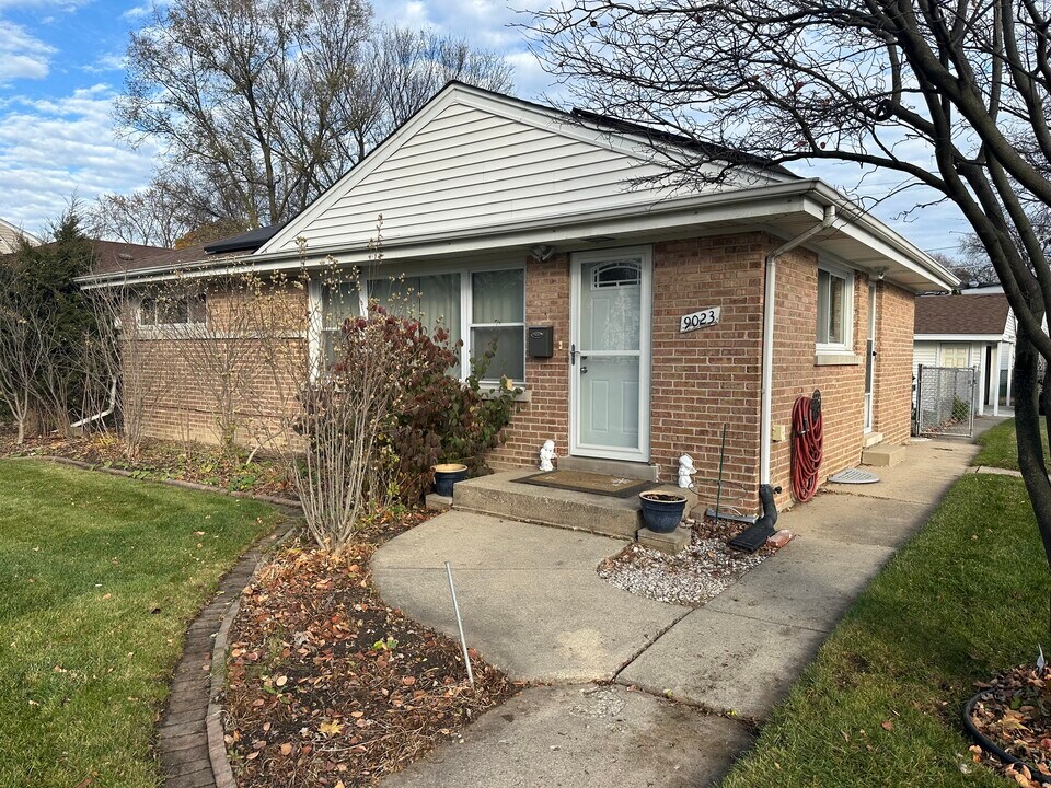 9023 Central Ave in Morton Grove, IL - Building Photo