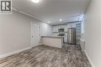 5 Heiman St in Kitchener, ON - Building Photo - Building Photo