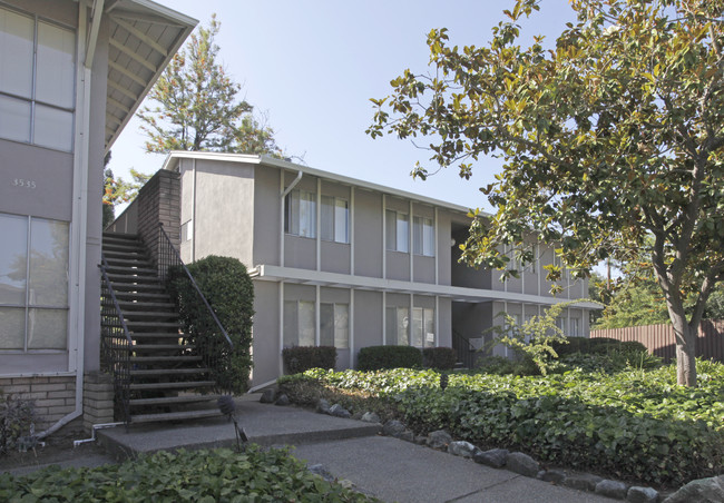 3535-3545 Farm Hill Blvd in Redwood City, CA - Building Photo - Building Photo