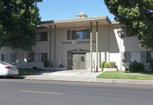 Yosemite Apartments in Manteca, CA - Building Photo