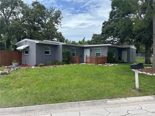 4491 Crestwood Dr N in St. Petersburg, FL - Building Photo - Building Photo