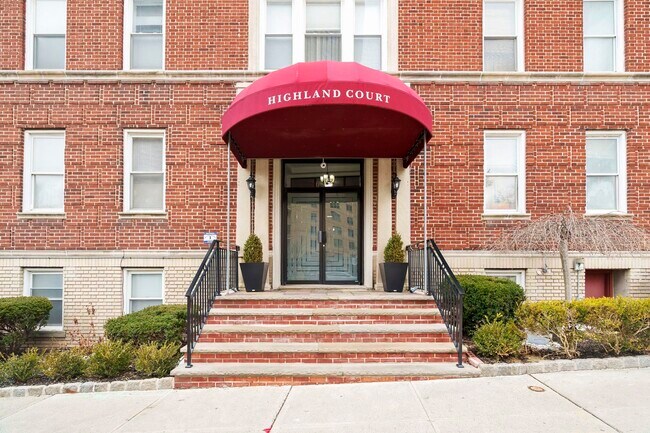 6045 JFK Blvd E in West New York, NJ - Foto de edificio - Building Photo