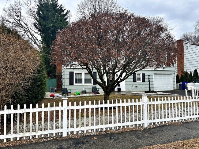 9 Pettom Rd in Norwalk, CT - Building Photo - Building Photo