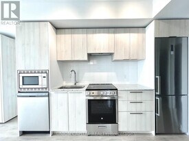 501 Yonge St in Toronto, ON - Building Photo