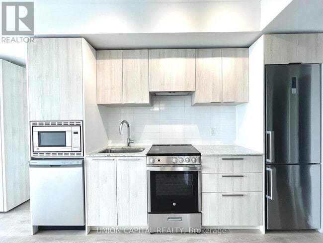property at 501-2501 Yonge St