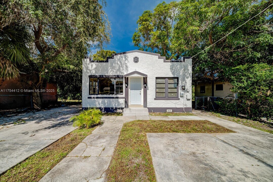 829 NW 56th St in Miami, FL - Building Photo