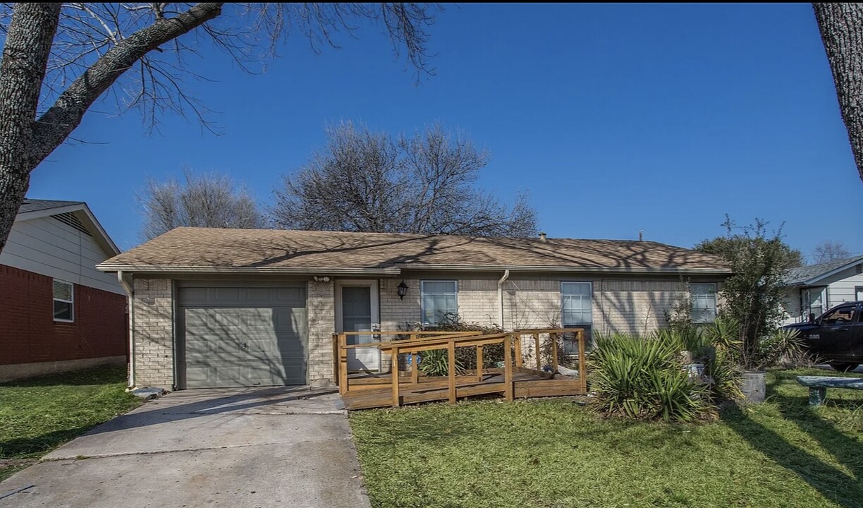 2430 May Ln in Grand Prairie, TX - Building Photo