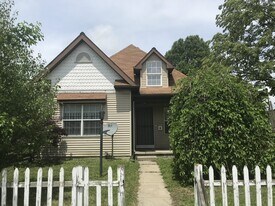 1302 Elmwood Ave in Toledo, OH - Building Photo