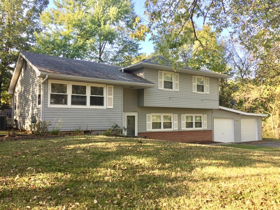2308 Chapel Hill Rd in Columbia, MO - Building Photo