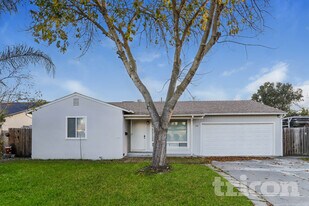 126 Frost Dr, Unit 02208 in Woodland, CA - Building Photo