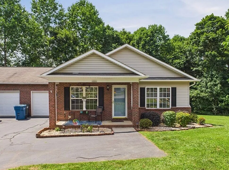 2541 26th Ave NE in Hickory, NC - Building Photo