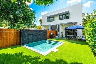 2755 SW 2nd St in Miami, FL - Building Photo - Building Photo
