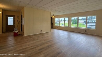 7393 Fairlane Ave in Brooksville, FL - Foto de edificio - Building Photo