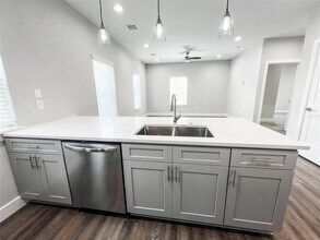 144 W 5th St in Kemah, TX - Building Photo - Building Photo