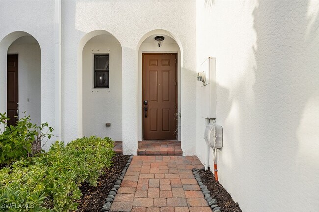9460 Sardinia Way in Ft. Myers, FL - Foto de edificio - Building Photo