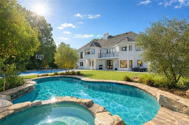 property at 5946 Woodlake Ave