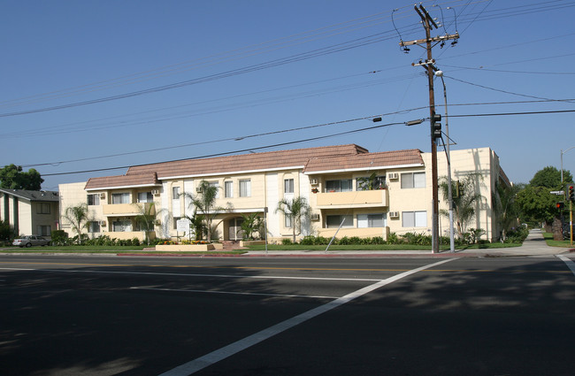 Woodman Villas in Van Nuys, CA - Building Photo - Building Photo