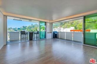 8787 Shoreham Dr in West Hollywood, CA - Building Photo - Building Photo