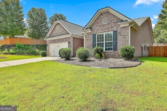 205 Inverness Ave in Newnan, GA - Foto de edificio - Building Photo