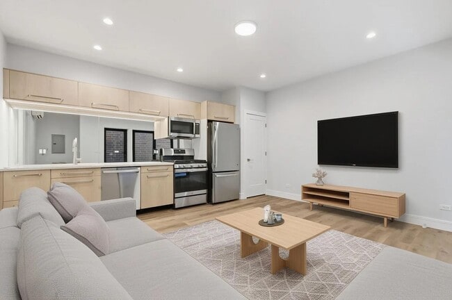 1924 W Grand Ave, Unit 1R