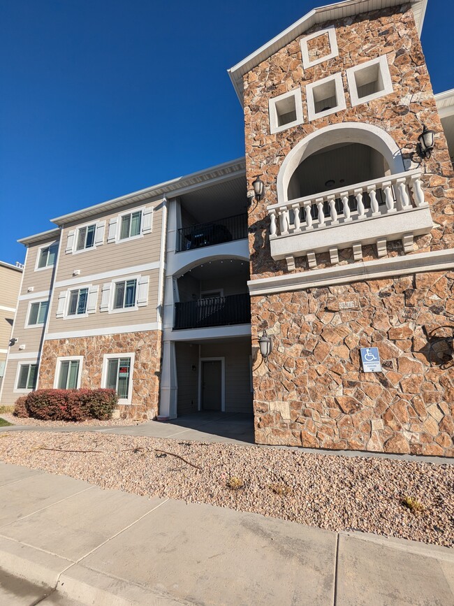 1899 N Crest Rd in Saratoga Springs, UT - Foto de edificio - Building Photo