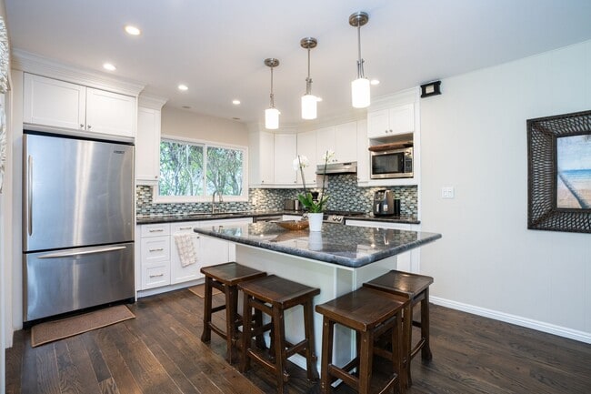 property at 825 Tyburn Rd
