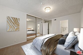 5804 S Kings Rd in Los Angeles, CA - Building Photo - Building Photo